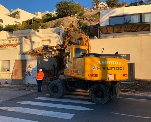 Derribo y retirada de escombros en Castell de Ferro